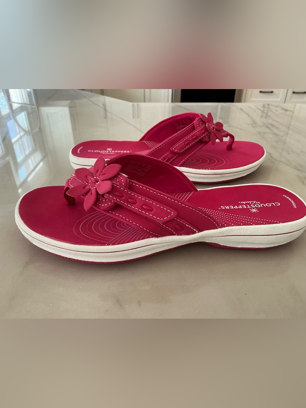 Cloudsteppers Clarks Breeze Opal H Flip-Flops Womens 8M Raspberry Sandals